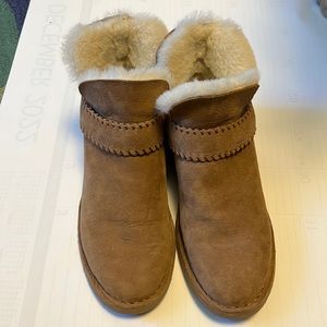 UGG McKay Water Resistant Bootie in Chestnut Suede Size US 6